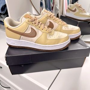 NIKE Air Force 1 ‘07 LV8 Pearl White/Ale Brown-Sesame